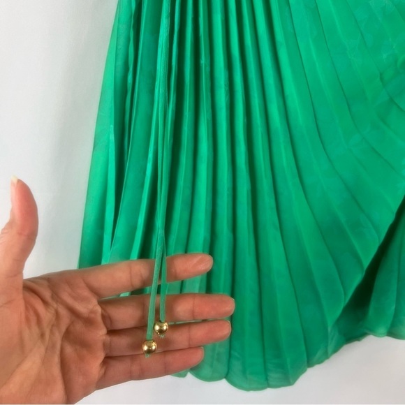 NWT Banana Republic Radiant One
Shoulder Top - M elegant Green Pleated - Picture 6 of 13